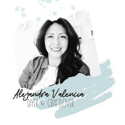 Retrato de mulher com cabelo longo e texto de identificação