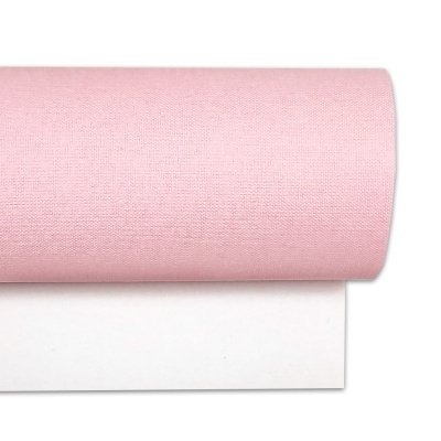 Rolo de tecido rosa claro com textura fina
