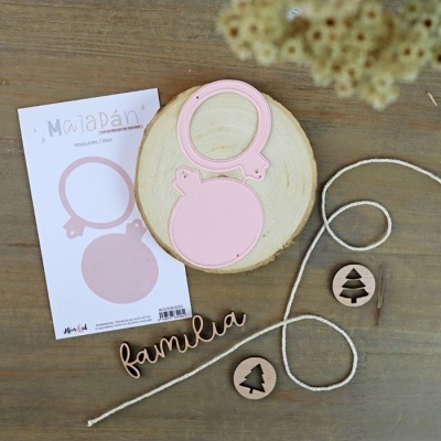 Moldes de corte rosa em forma de círculo com gatos, base de madeira redonda, cordão branco e elementos de madeira decorativos