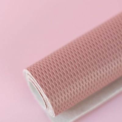 Rolo de tecido rosa pastel com textura de malha