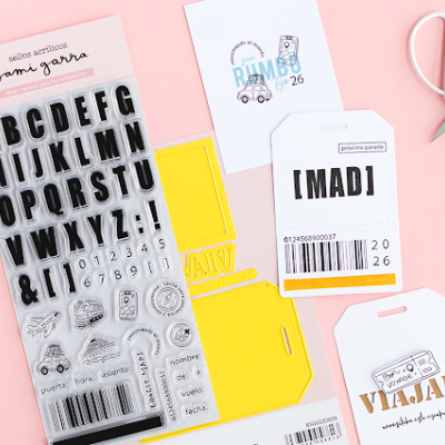 Selos acrílicos com letras, etiquetas de papel com códigos de barras e tesoura sobre fundo rosa