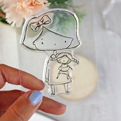 Selo transparente com desenho de menina e boneca