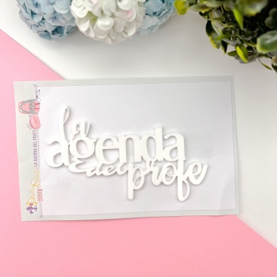 Adesivo branco 'la agenda del profe' sobre fundo branco e rosa com flores e folhas verdes