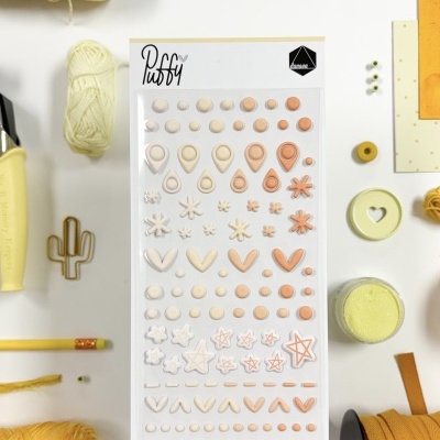 Conjunto de autocolantes Puffy em várias formas nude com materiais de artesanato ao redor.