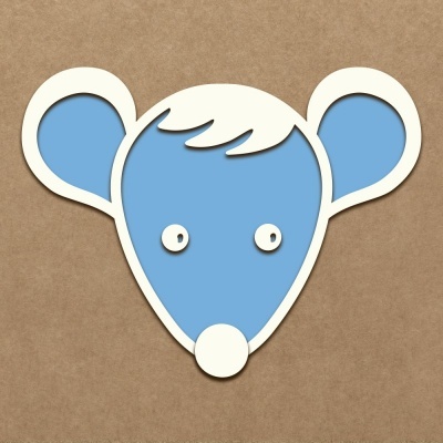 Recorte em papel de rato azul com contorno branco sobre fundo castanho