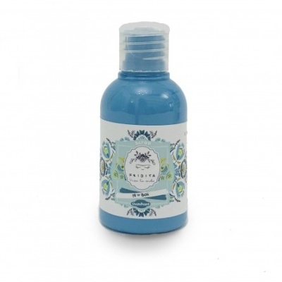 Frasco azul com etiqueta branca decorada com padrão floral e texto FRIDITA Agua de colonia