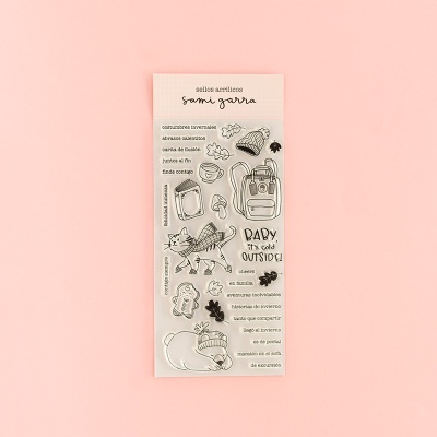 Conjunto de selos acrílicos com desenhos de inverno e texto em embalagem clara sobre fundo rosa