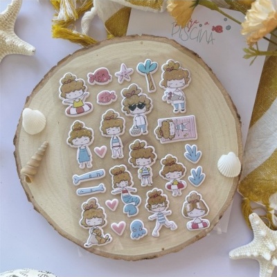 Autocolantes de desenhos de menina e elementos do mar sobre madeira redonda com conchas ao redor