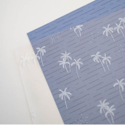 tecidos azul e branco com padrão de palmeiras brancas