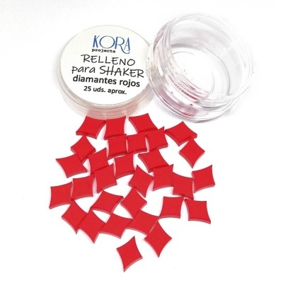 Peças vermelhas em forma de diamante para decoração em recipiente plástico transparente.