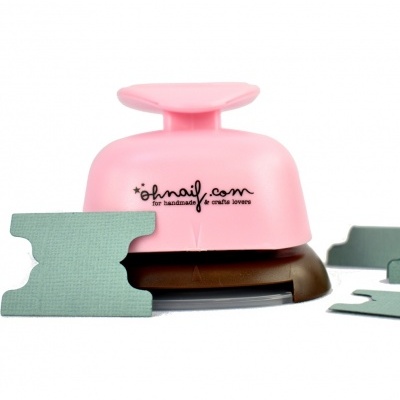 Carimbo de papel rosa com base castanha e pedaços de papel verde texturizado recortados