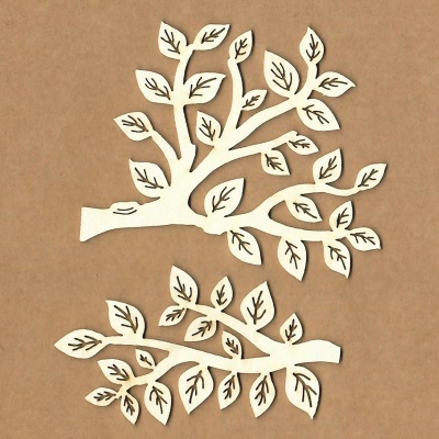 Duas peças de madeira clara em forma de ramos com folhas desenhadas