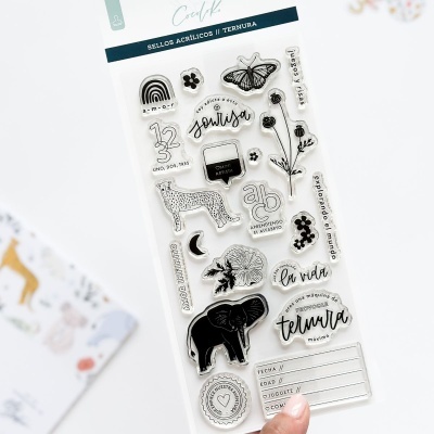 Conjunto de selos acrílicos transparentes com desenhos a preto e texto em espanhol