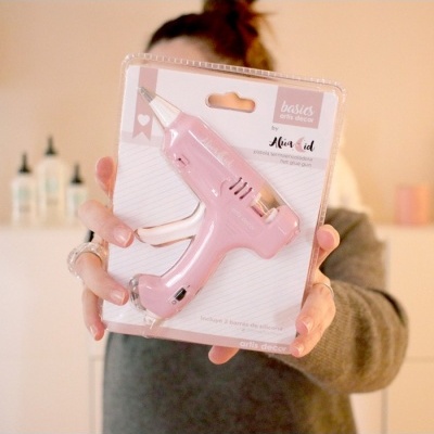 Pistola de cola quente rosa embalada em blister transparente