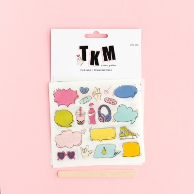 Autocolantes decorativos coloridos em embalagem branca com fundo rosa