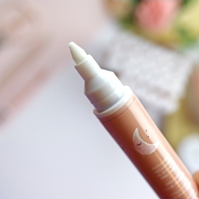 Caneta bege com tampa e ponta esponjosa branca