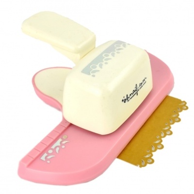 Furador manual de papel rosa e branco com padrão rendilhado