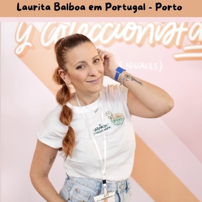 Mulher jovem com t-shirt branca e calça de ganga junto a parede com texto branco em espanhol
