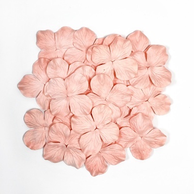 Pétalas artificiais rosa claro sobre fundo branco