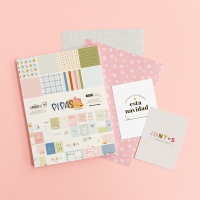 Papel para scrapbooking colorido com dois cartões em fundo rosa