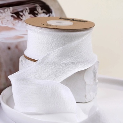Rolo de fita branca em tecido com textura suave, desenrolada