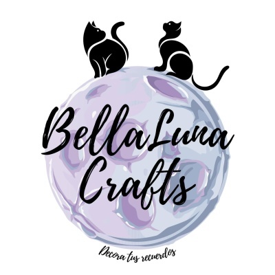 Logótipo Bella Luna Crafts com gatos pretos sobre lua roxa e cinza