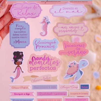 Folha de autocolantes foam foil com frases em espanhol e português e desenhos de sereias, cavalo-marinho e tartaruga em tons pastel.