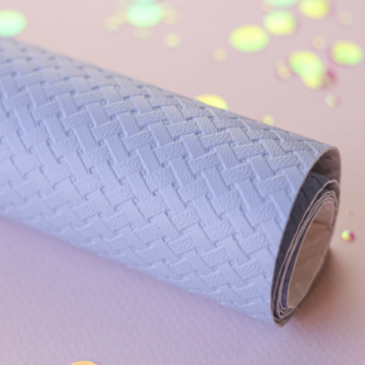 Rolo de papel ou tecido lilás com padrão texturizado geométrico em relevo