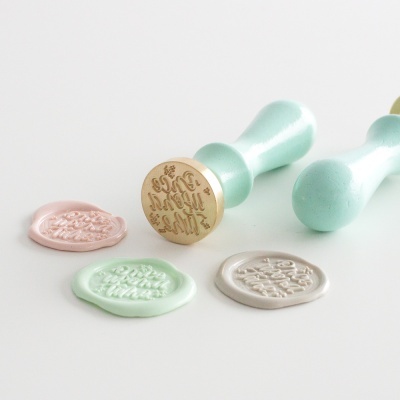 Selo de lacre azul claro com cera colorida pastel e texto gravado