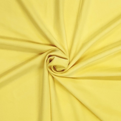 Tecido amarelo liso dobrado no centro