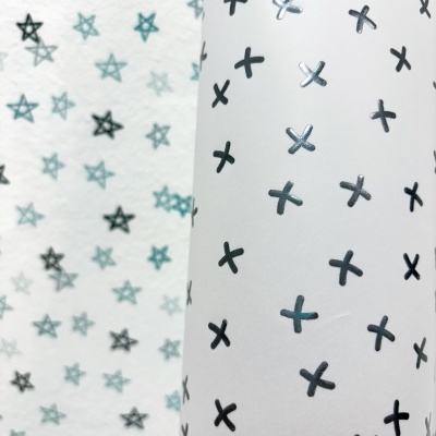 Superfícies com padrões de estrelas e 'x' em branco e preto