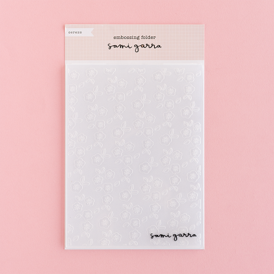 Embossing folder transparente com padrão floral sobre fundo rosa