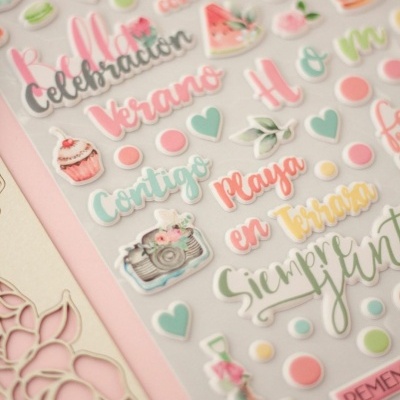 Autocolantes decorativos coloridos com temas de verão e família em tons pastel.