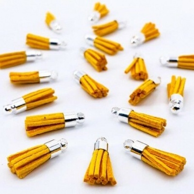 Borras de camurça amarela com acabamentos metálicos prateados num fundo branco.