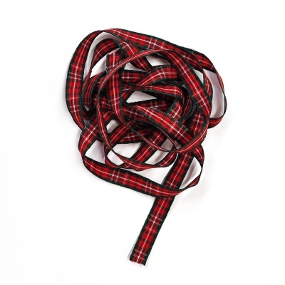 Fita têxtil decorativa xadrez vermelho e preto enrolada