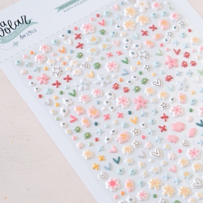 Autocolantes tridimensionais coloridos com flores, corações e estrelas em embalagem