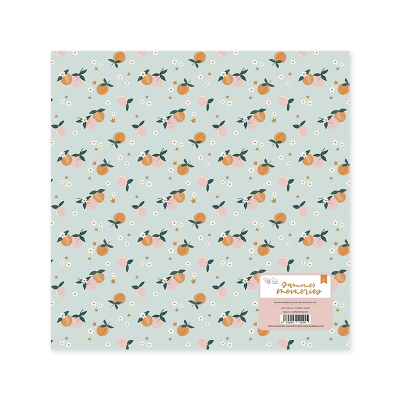 Papel decorativo com padrão de laranjas, flores e folhas em fundo azul claro