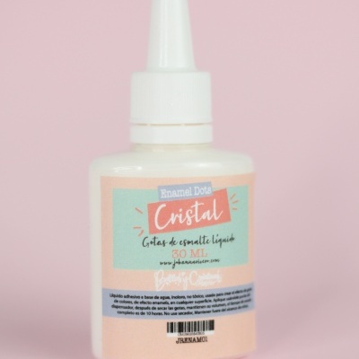 Frasco de esmalte líquido com rótulo colorido e tampa branca