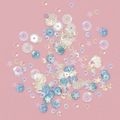 Conjunto de lantejoulas coloridas sobre fundo rosa