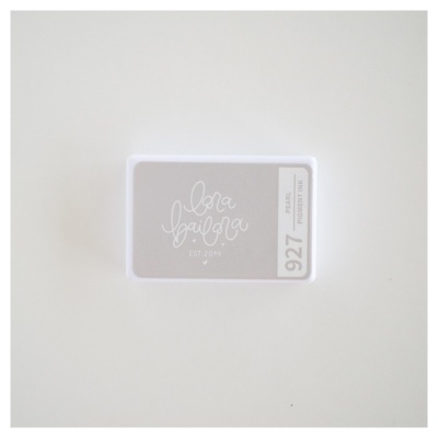 Paleta de tinta com etiqueta cinzenta e texto branco sobre superfície branca