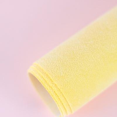 Rolo de pintura amarelo com textura aveludada