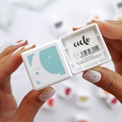 Caixa pequena branca com ilustração azul de rosto e texto 'cielo' na parte inferior