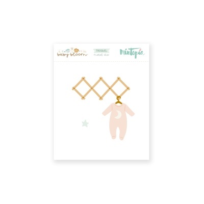 Produto de decoração infantil com cabide de madeira e pijama rosa com lua