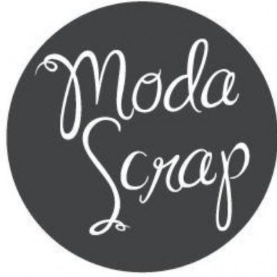 Logótipo circular preto com texto branco cursivo 'Moda Scrap'