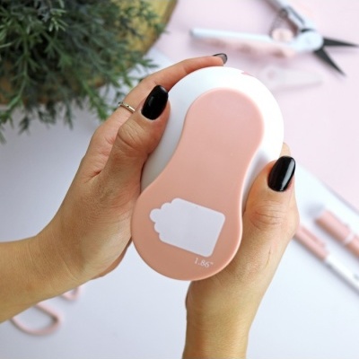 Dispositivo de unhas rosa claro e branco com ícone e texto 1.85