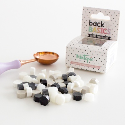 Conjunto de cera para lacre colorida com colher e embalagem branca com pontos pretos