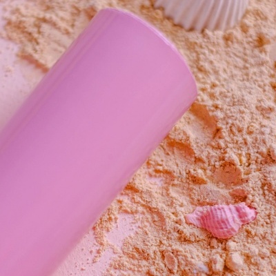 Copo rosa com conchas em fundo pó cor de areia