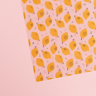 Papel de embrulho com padrão de limões amarelos e folhas rosa
