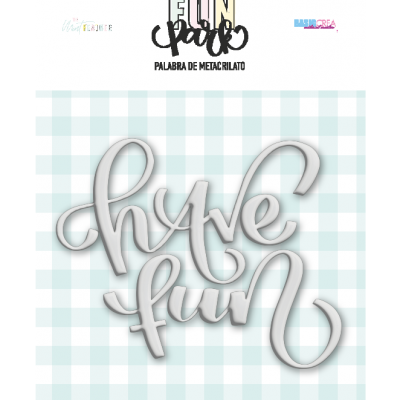 Placa de metacrilato com a frase 'have fun' em letras cinzentas cursivas