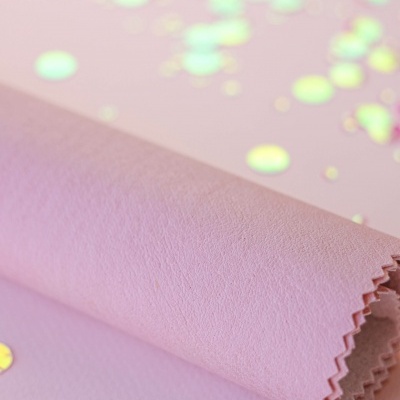 Rolo de tecido rosa claro com textura aveludada e confetes holográficos